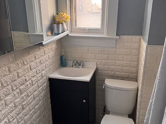 4th image of 817 N Damen Ave APT 3R