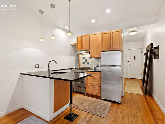 5th image of 312 W 23rd St APT 3E