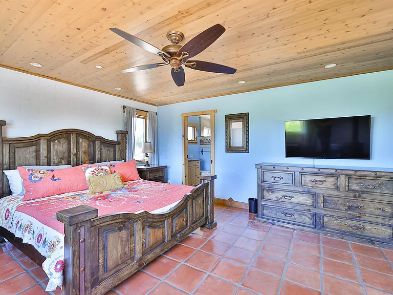 25933 Potrero Valley Rd — Photo 24