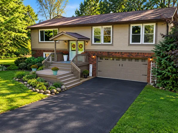 3557 Valentine Rd, Whitmore Lake, MI 48189