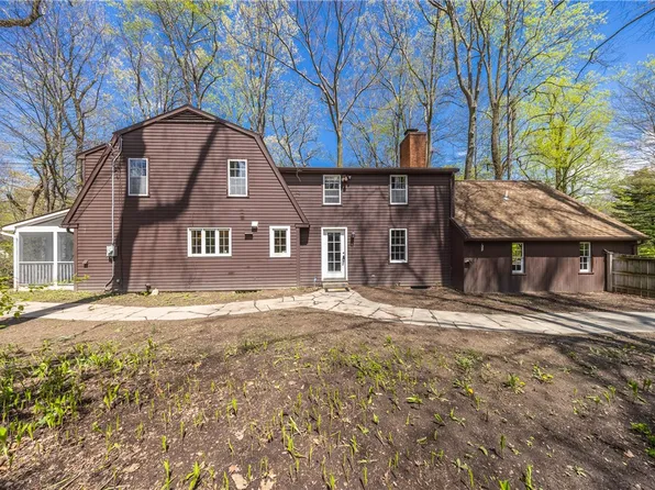 799 Oakridge Dr, Rochester, NY 14617