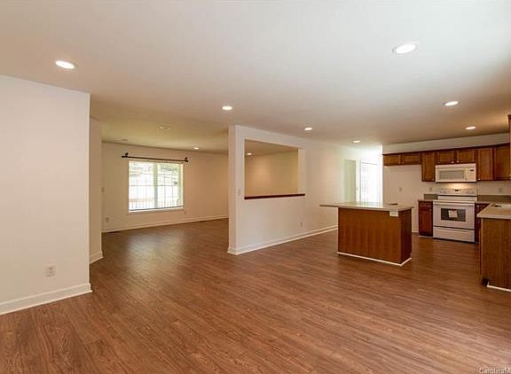 4th image of 203 Meadow Glen Dr