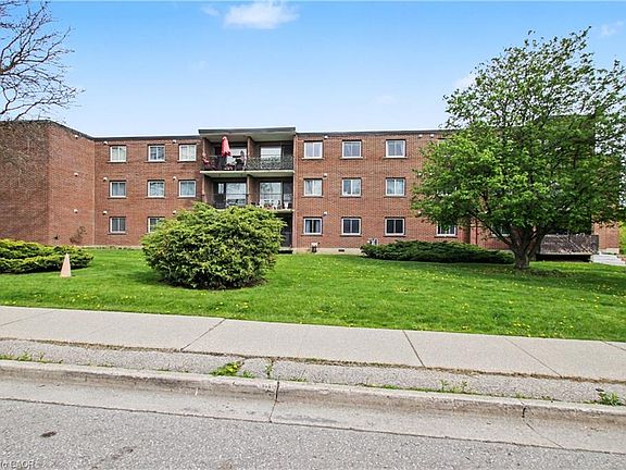 2nd image of 4 Avalon Pl #105