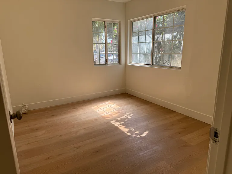 2101 S Sycamore St — Photo 15