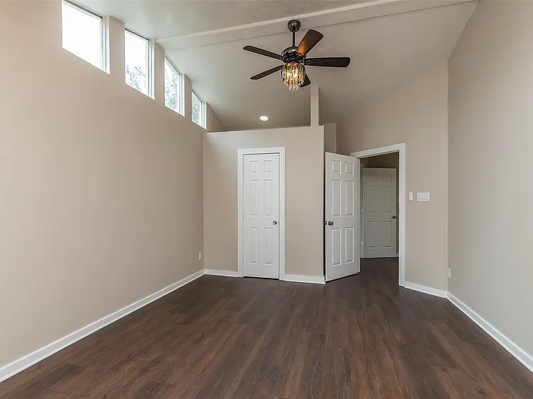 1611 Oakdale St — Photo 32