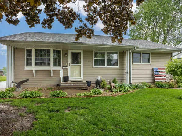 1743 Vizaleea Dr, Dubuque, IA 52002
