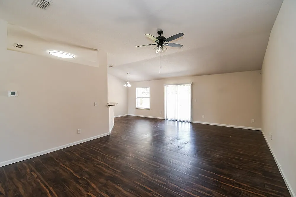 3 bed, 2.0 bath, 1782 sqft, $2,215 — Photo 3