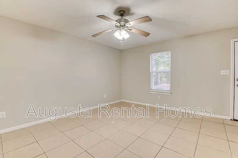 140 Chalet North Ct — Photo 3