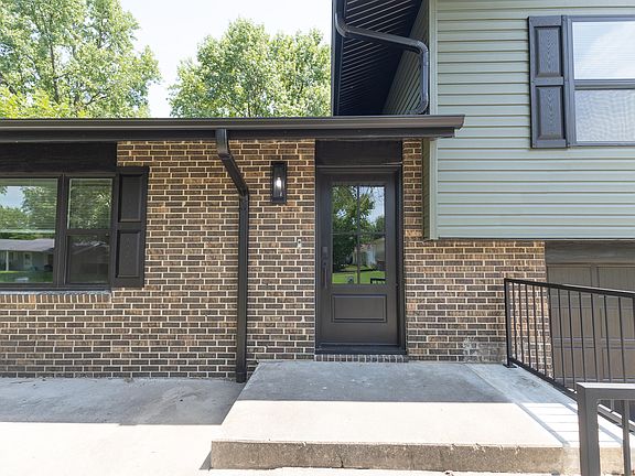 3rd image of 700 Meadowbrook Cir