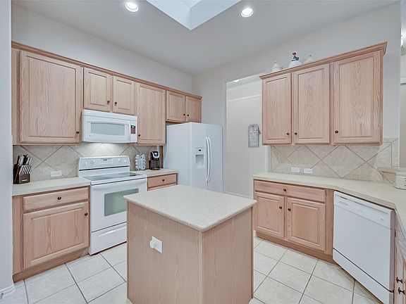 4th image of 709 San Antonio Trl