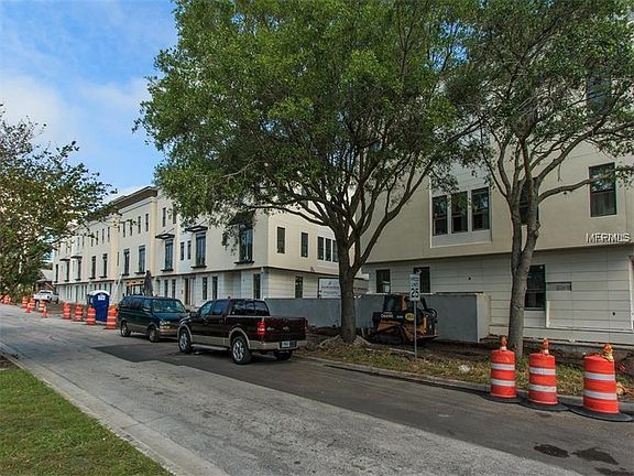 2nd image of 628 Mariposa St