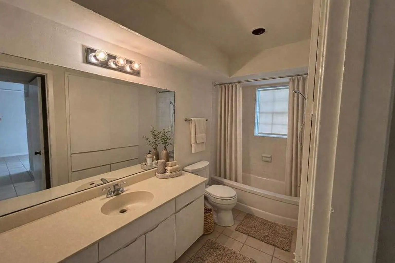 2 bed, 1.0 bath, 824 sqft, $1,200 — Photo 2
