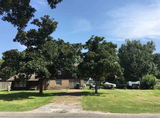 3200 Walnut St, Groves, TX 77619