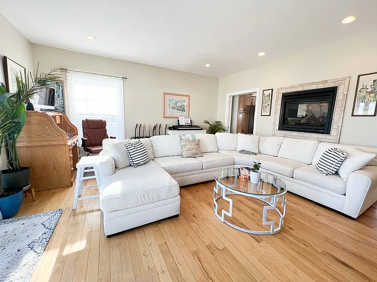 712 E Broadway — Photo 6