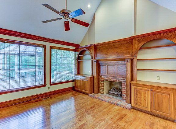 5th image of 122 Woodstock Dr