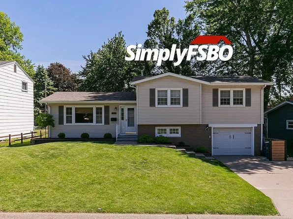 1826 Sussex Ct, Bettendorf, IA 52722