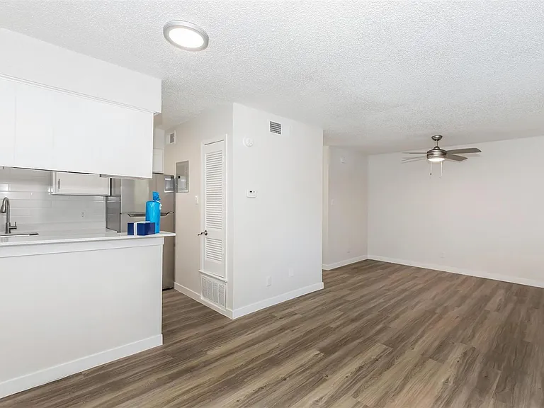 4415 Avenue B #101 — Photo 4