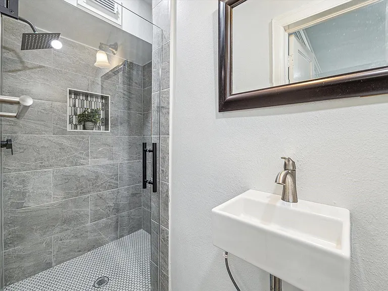 1745 Lexington St — Photo 8