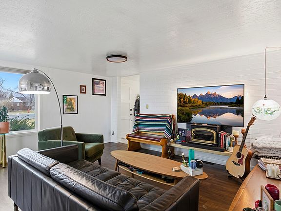 3rd image of 2 E Wicker Ln