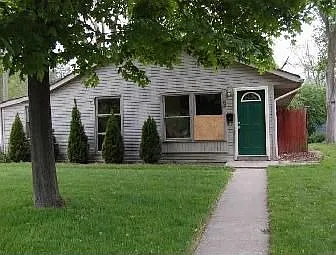 62 Ash St photo 1