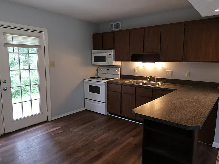 205 Long St #2 — Photo 8