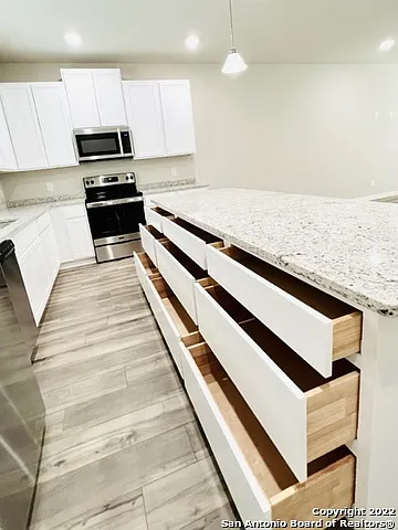 21518 James Charles — Photo 19