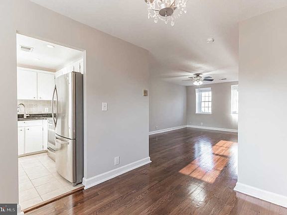 3rd image of 3019 S Buchanan St APT C1