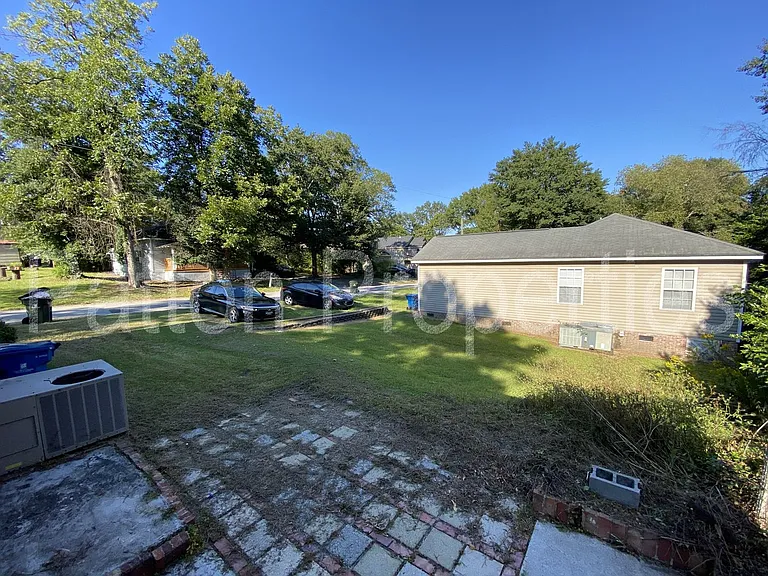 221 S Lucas St — Photo 12