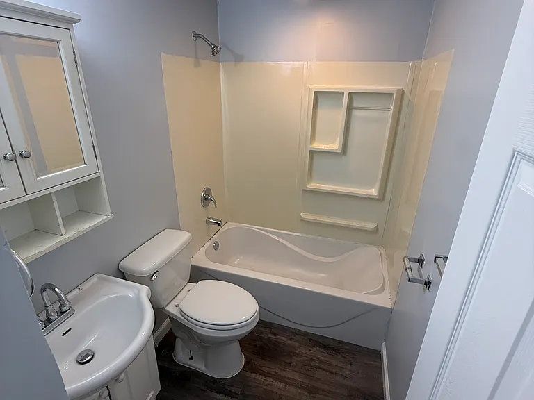 612 E 47th Pl — Photo 7