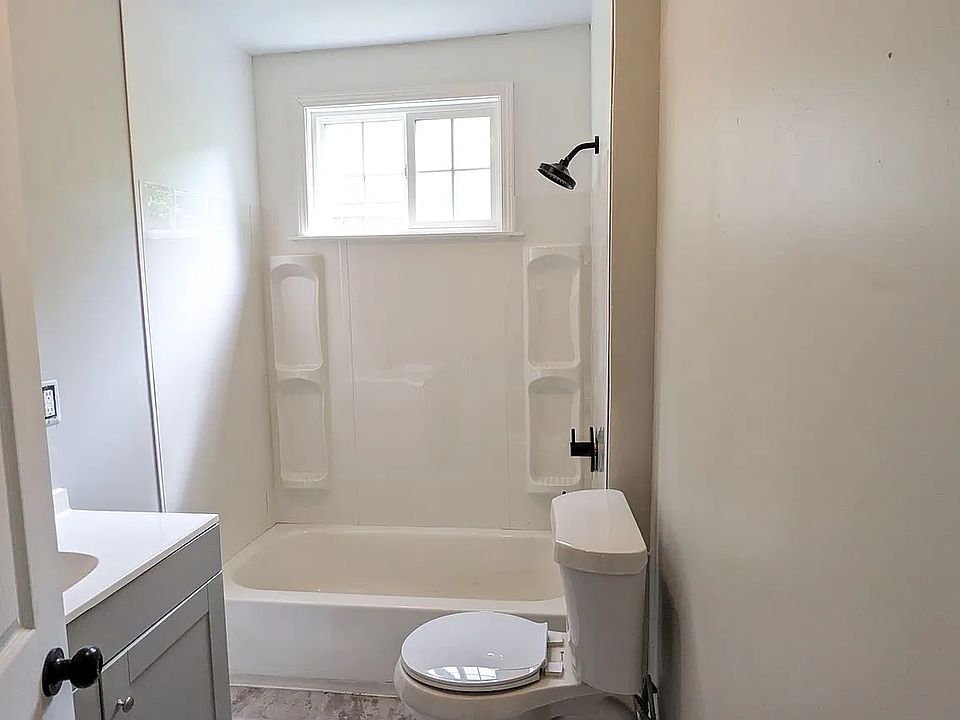 2nd image of 878 E Forest Ave #1
