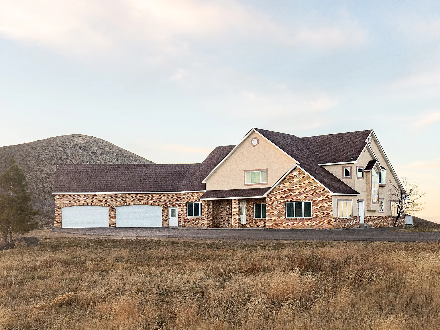 4 bed, 4.5 bath, 9984 sqft, $3,800 — Photo 1