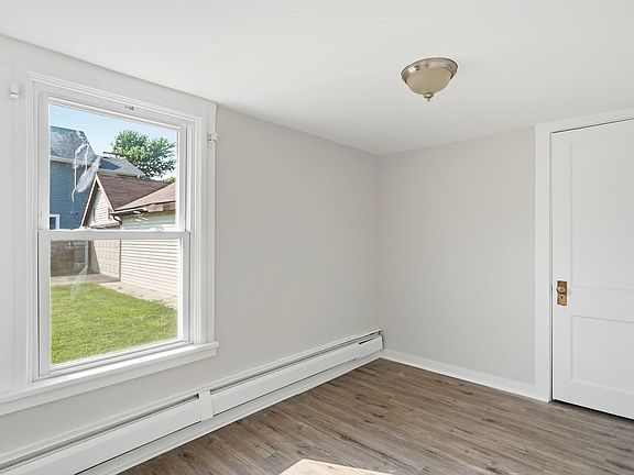 5th image of 109 E Mondamin St