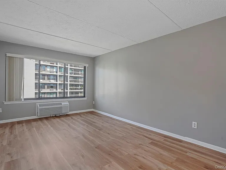 200 High Point Dr #Penthouse 6 — Photo 19
