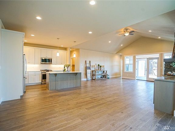 4th image of 1412 Larkspur St