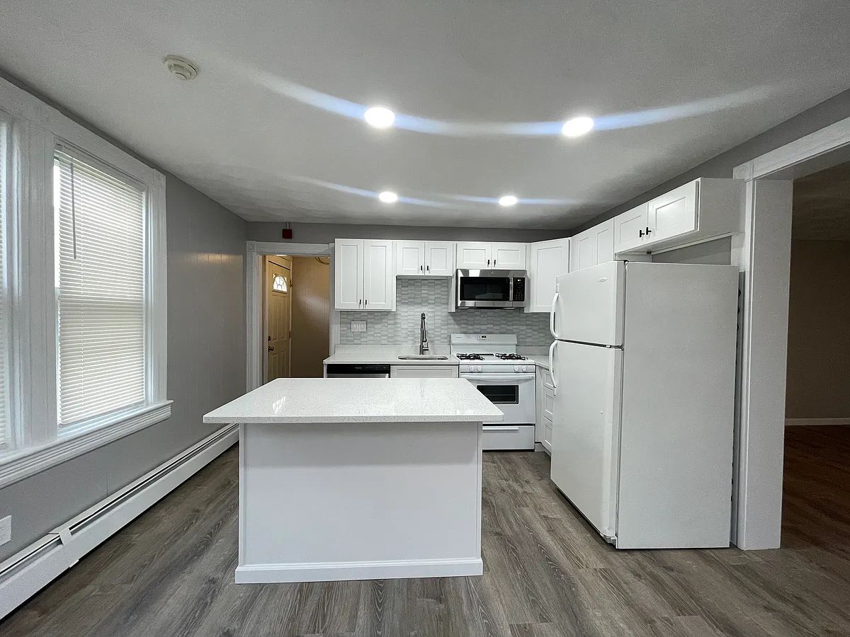 Building Photo - 393 Weeden St #1A