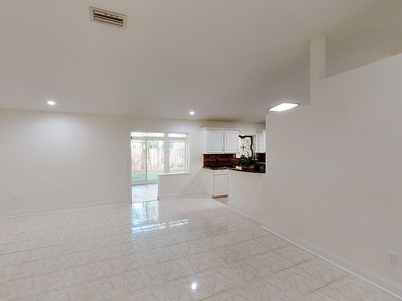 5th image of 18 Woodward Ln