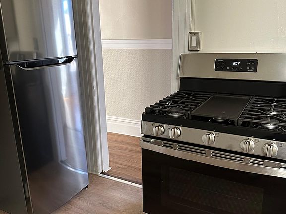 3rd image of 186 Clayton St #186