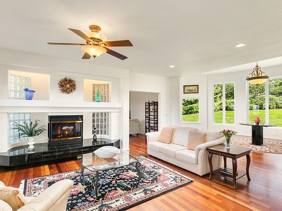 3rd image of 2146 Soundview Dr