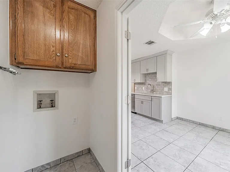 LAUNDRY ROOM WASHER HOOK UP