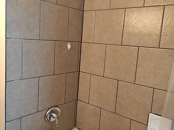 Tiled bathroom with shower/tub combo