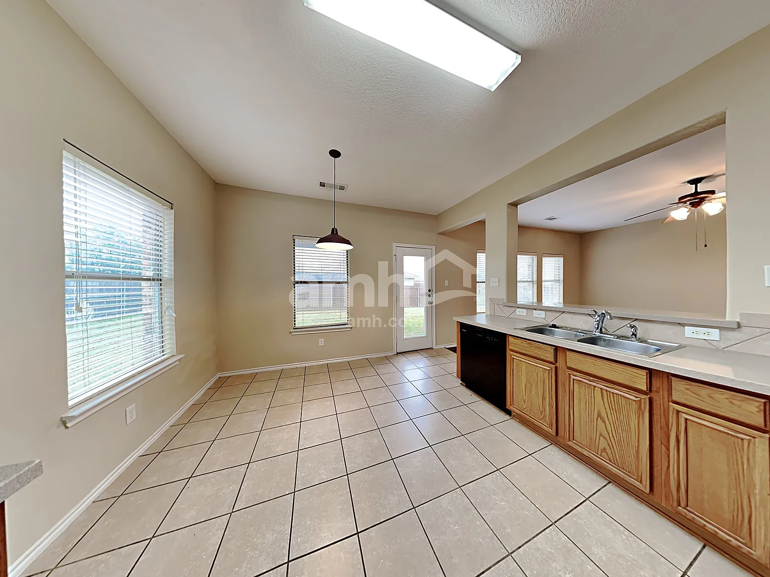 3 bed, 2.5 bath, 2187 sqft, $2,370 — Photo 4