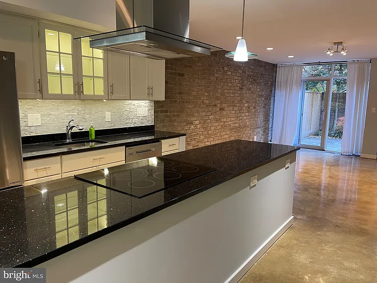 457 N St SW — Photo 13