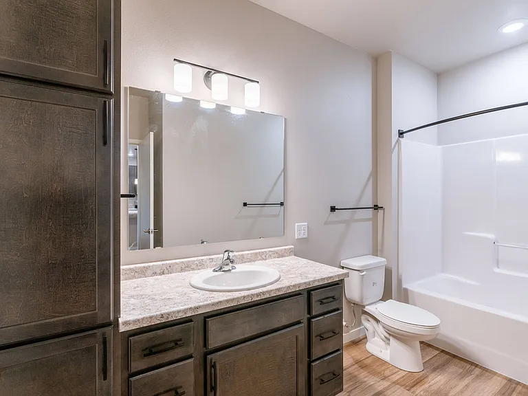 Fargo, ND Prairiewood Meadows Apartments | Bathroom