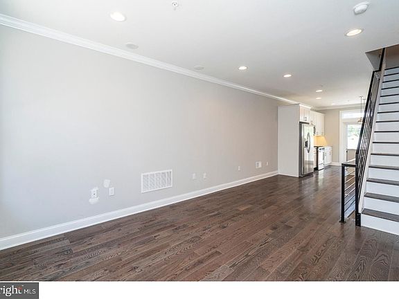 4th image of 627 Cantrell St