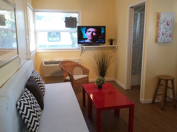 2nd image of 932 Davis St #932B
