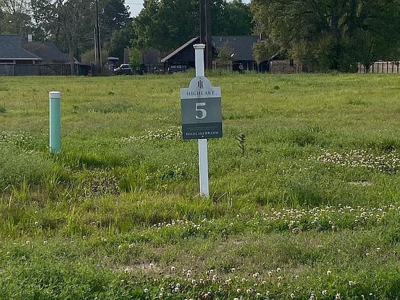 3rd image of 810 Hedgemont Ave