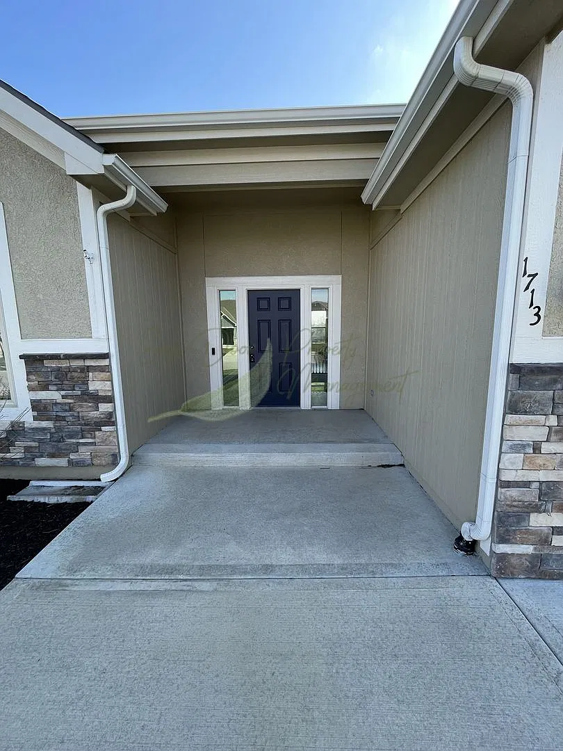 Spacious 4-Bedroom Home with Finished Basement — Photo 2