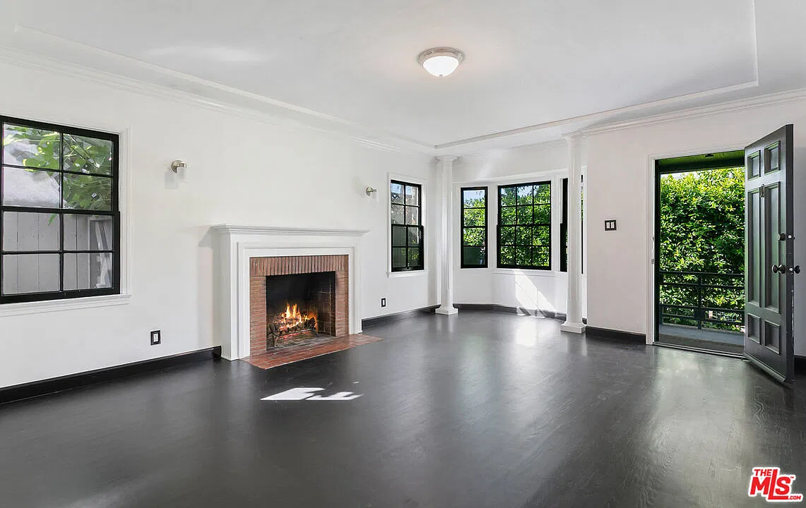 2 bed, 1050 sqft, $5,400 — Photo 1