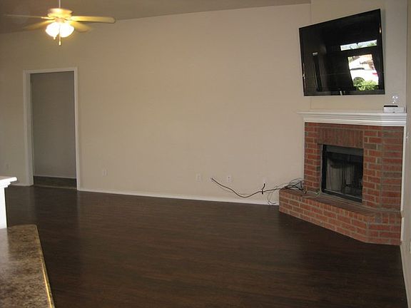 5th image of 302 Koufax Ct