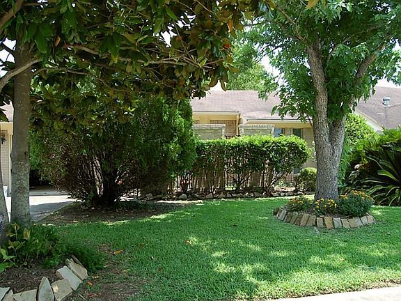 3rd image of 15211 Stradbrook Dr